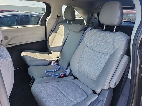 Used 2021 Toyota Sienna LE FWD image 9