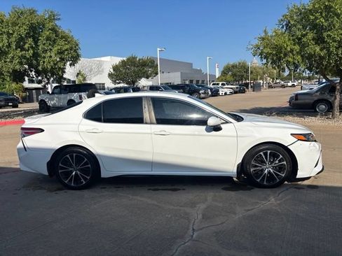 Used 2020 Toyota Camry SE w/ Convenience Package FWD image 4
