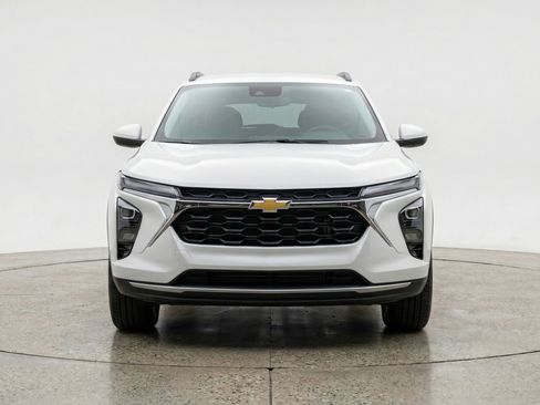 Used 2025 Chevrolet Trax LT image 2
