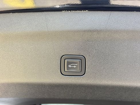 Used 2024 GMC Yukon AT4 w/ AT4 Premium Package AWD/4WD image 8