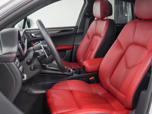 Used 2025 Porsche Macan image 5