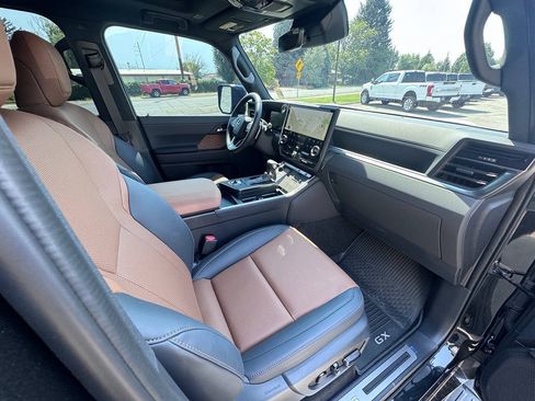 Used 2025 Lexus GX 550 w/ Accessory Package (31) AWD/4WD image 31