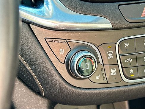 Used 2018 Chevrolet Equinox Premier image 21