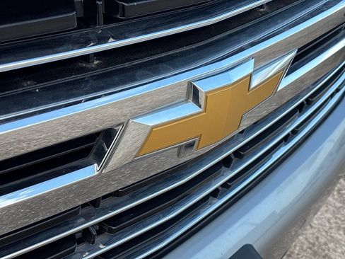 Used 2024 Chevrolet Suburban LT RWD image 9