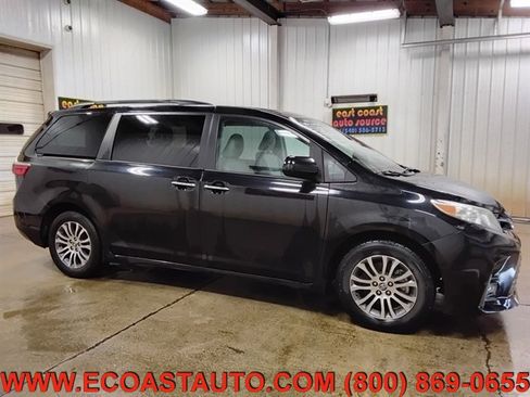 Used 2020 Toyota Sienna XLE FWD image 2