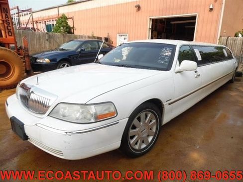 Used 2003 Lincoln Town Car Executive image 3