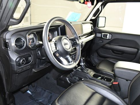 Used 2024 Jeep Wrangler Unlimited Sahara w/ Technology Group AWD/4WD image 2