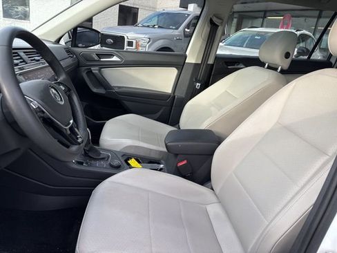 Used 2020 Volkswagen Tiguan SE w/ Panoramic Sunroof Package image 9
