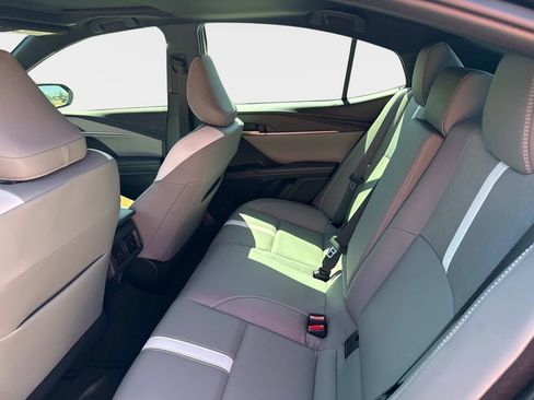 Used 2025 Toyota Camry SE w/ Convenience Package image 14