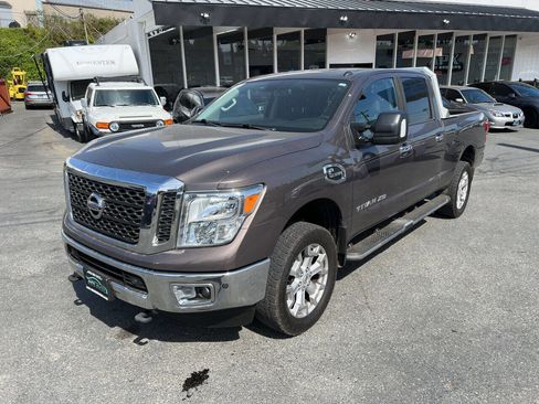 Used 2017 Nissan Titan SV image 1