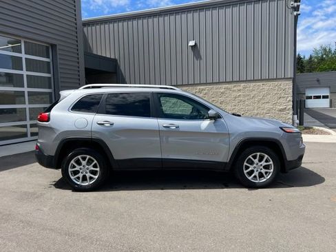 Used 2015 Jeep Cherokee Latitude w/ Cold Weather Group AWD/4WD image 4
