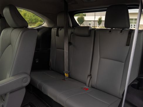 Used 2023 Toyota Highlander Limited FWD image 16