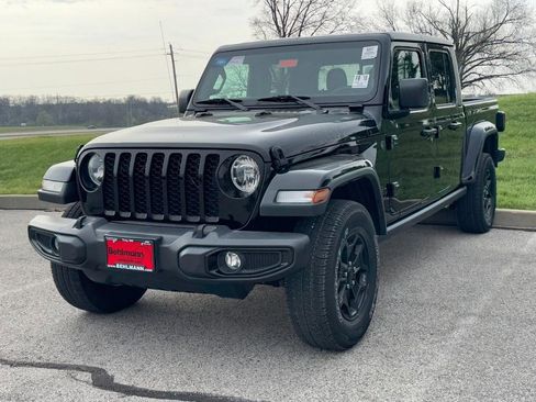 Used 2022 Jeep Gladiator Sport image 2