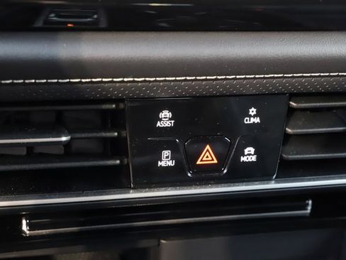 Used 2025 Volkswagen Atlas Cross Sport SE image 32