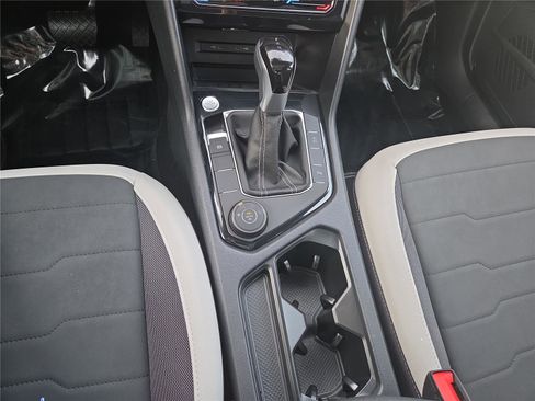 Used 2025 Volkswagen Taos SE w/ Panoramic Sunroof Package image 20