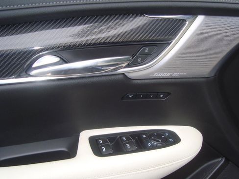 Used 2023 Cadillac XT6 Sport image 8