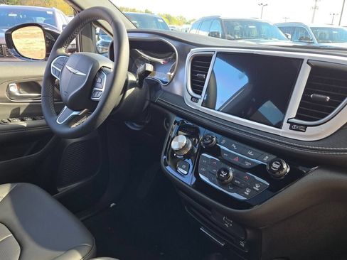New 2026 Chrysler Pacifica Select FWD image 7