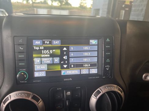 Used 2016 Jeep Wrangler Unlimited Rubicon w/ Connectivity Group AWD/4WD image 6