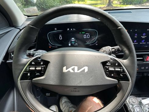 Used 2024 Kia Niro EX w/ EX Cold Weather Package FWD image 12