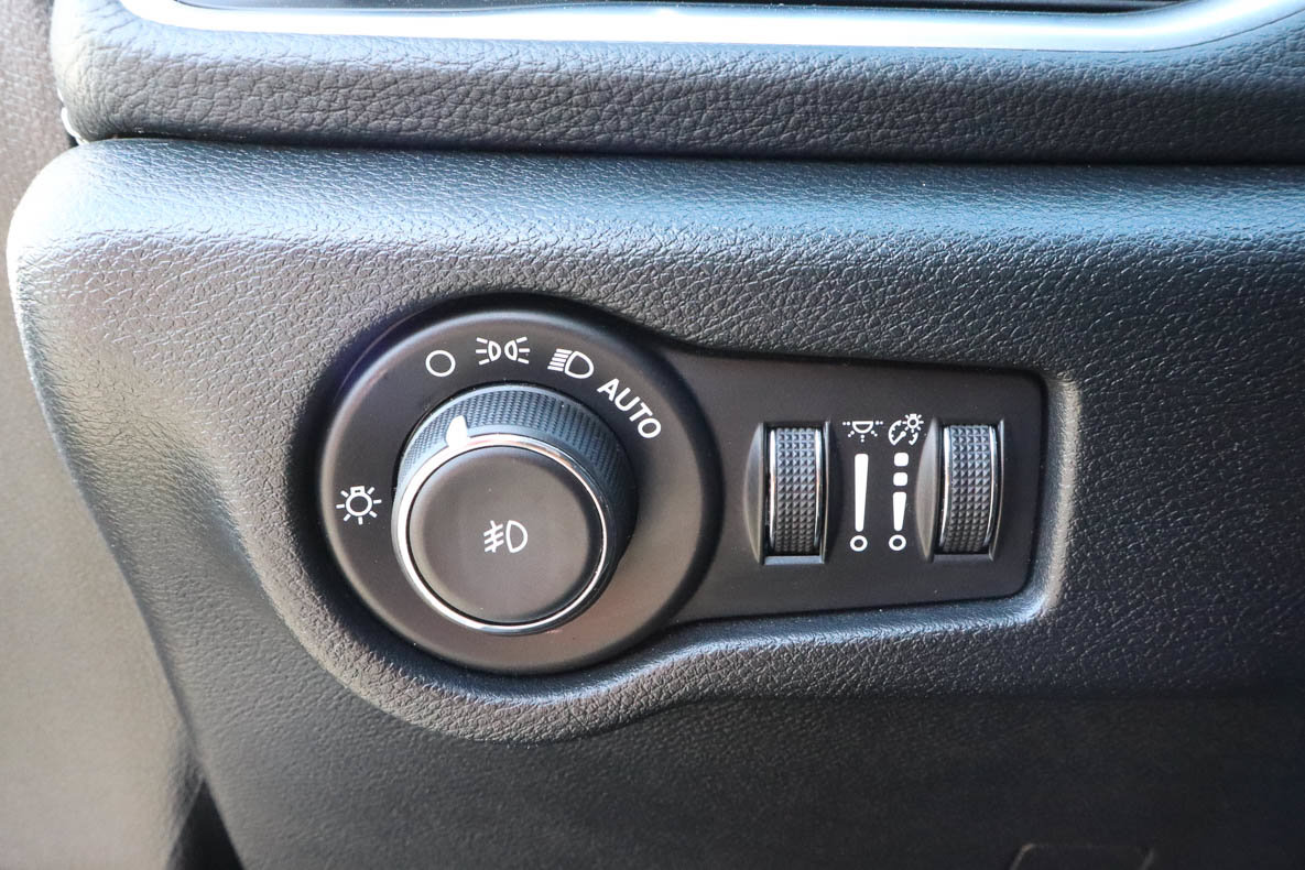 Used 2025 Chrysler Pacifica Limited FWD image 16