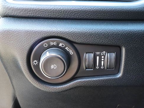Used 2025 Chrysler Pacifica Limited FWD image 16