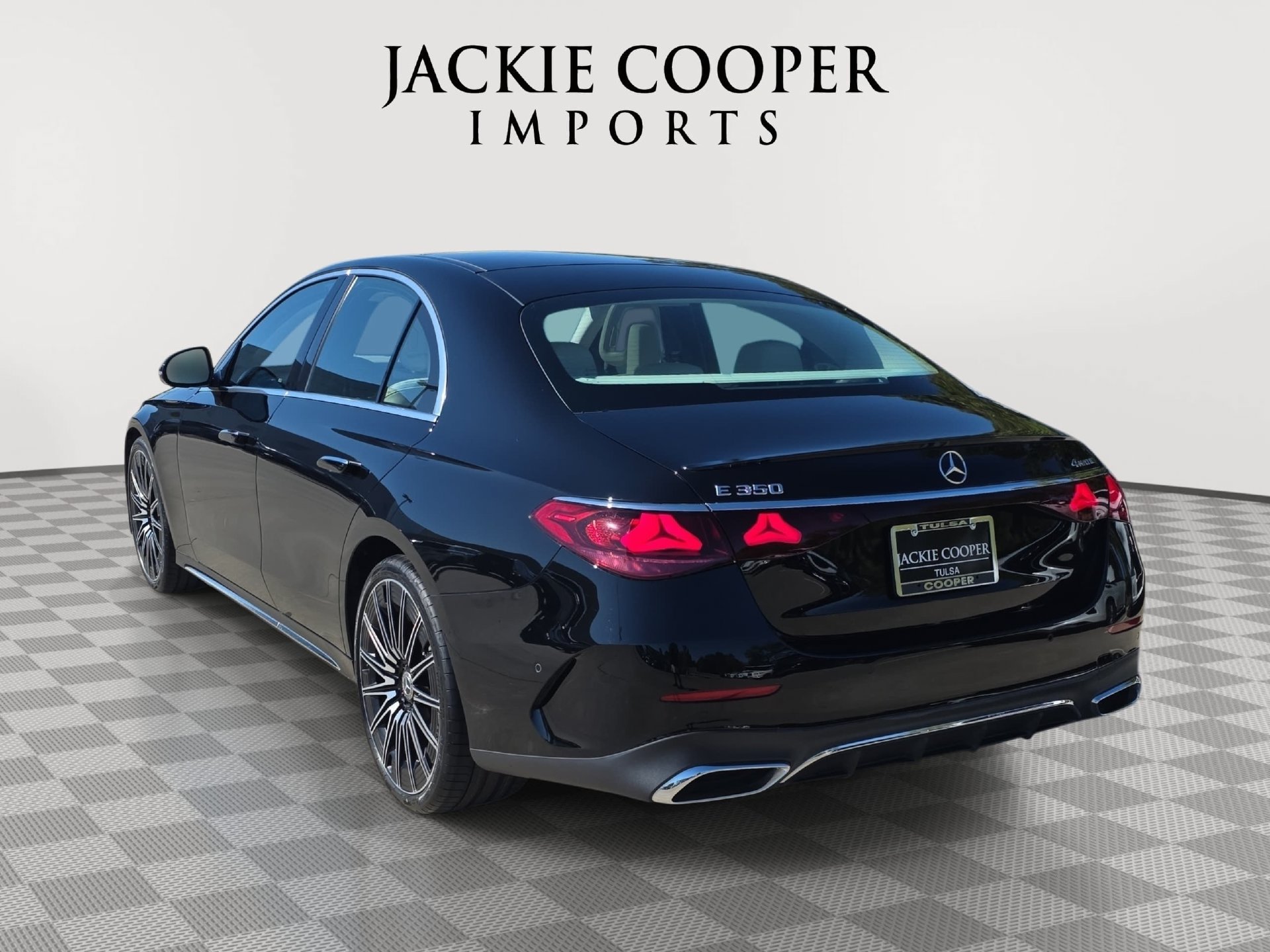 Used 2025 Mercedes-Benz E 350 4MATIC Sedan image 7