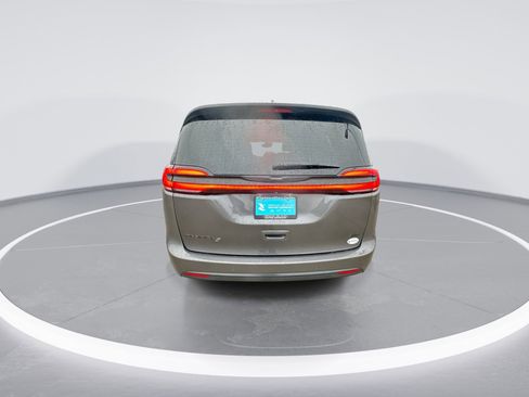 Used 2021 Chrysler Pacifica Touring-L w/ Uconnect Theater Family Group AWD/4WD image 7