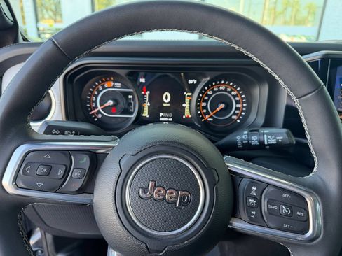 Used 2025 Jeep Wrangler Unlimited Sahara AWD/4WD image 28