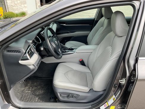 Used 2018 Toyota Camry SE w/ Moonroof Package FWD image 12