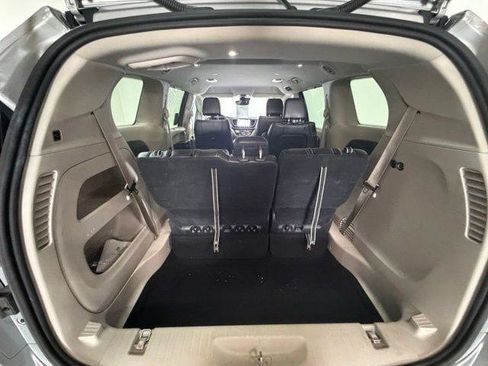 Certified 2024 Chrysler Pacifica Touring-L FWD image 11