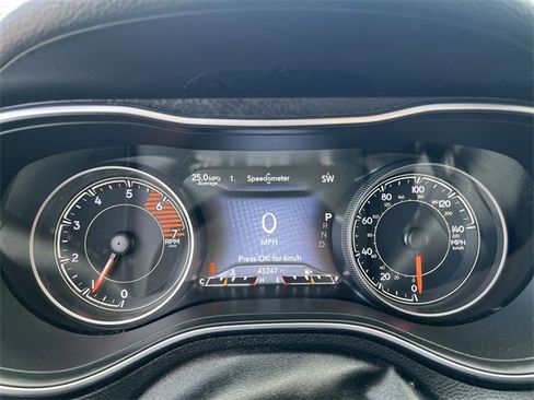 Used 2019 Jeep Cherokee Limited image 23