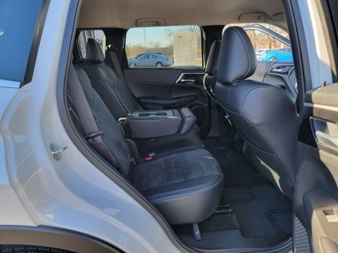 Used 2024 Mitsubishi Outlander SE Black Edition image 32