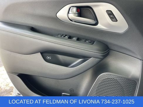 Used 2024 Chrysler Pacifica Limited FWD image 22