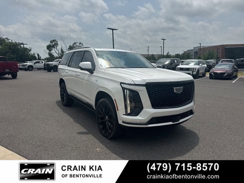 Used 2025 Cadillac Escalade Sport Platinum w/ LPO, ONYX Package AWD/4WD image 2