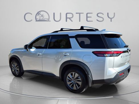 Certified 2022 Nissan Pathfinder SV FWD image 5