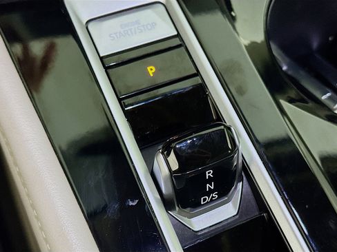 Used 2024 Volkswagen Atlas SE w/ Panoramic Sunroof Package FWD image 25