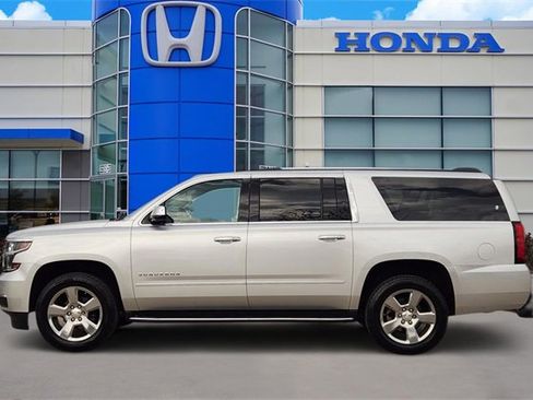 Used 2020 Chevrolet Suburban Premier image 3