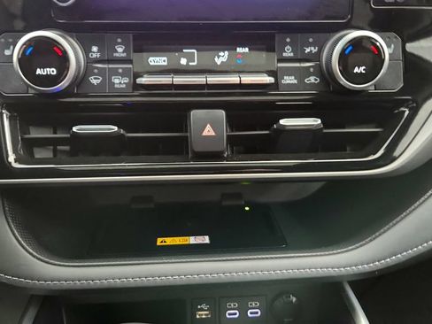Used 2024 Toyota Highlander XLE AWD/4WD image 32
