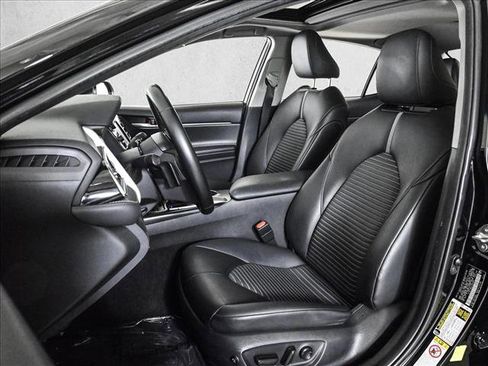 Used 2018 Toyota Camry SE w/ Moonroof Package FWD image 17