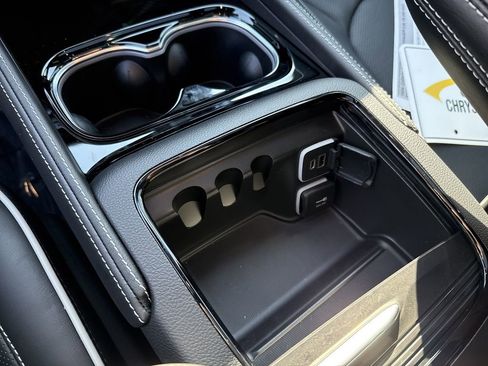 New 2026 Chrysler Pacifica Limited w/ S Appearance Package image 36