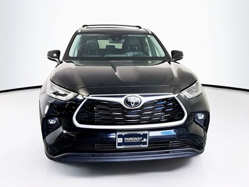 Used 2023 Toyota Highlander XLE AWD/4WD image 2