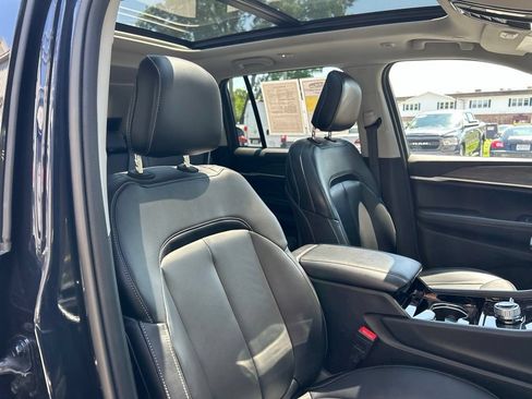 Used 2023 Jeep Grand Cherokee Limited AWD/4WD image 40