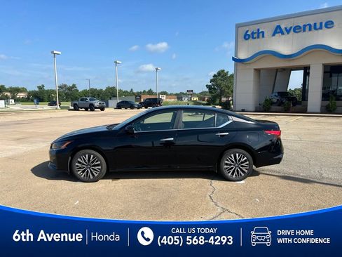 Used 2025 Nissan Altima 2.5 SV AWD/4WD image 8