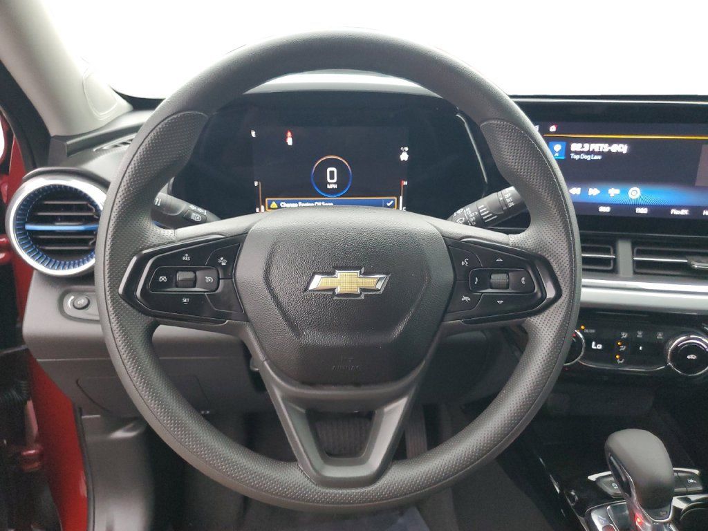 Used 2025 Chevrolet Trax LT FWD image 11