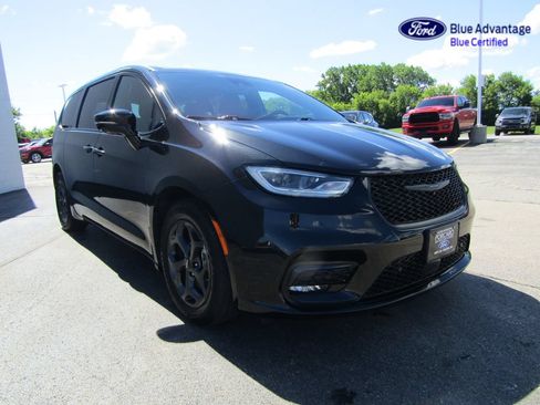 Used 2022 Chrysler Pacifica Limited w/ Uconnect Theater Family Group FWD image 19
