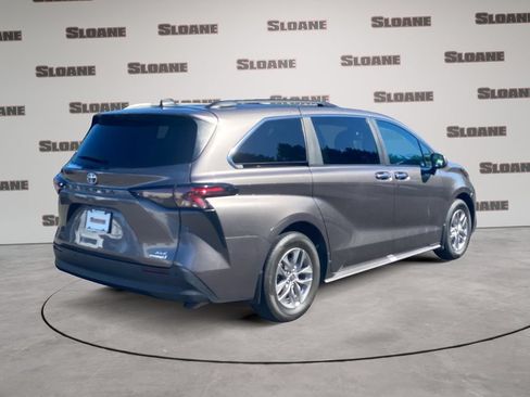 Used 2024 Toyota Sienna XLE FWD image 5