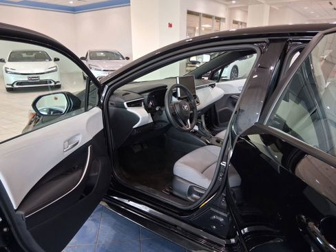 Used 2025 Toyota Corolla SE w/ SE Premium Package image 8