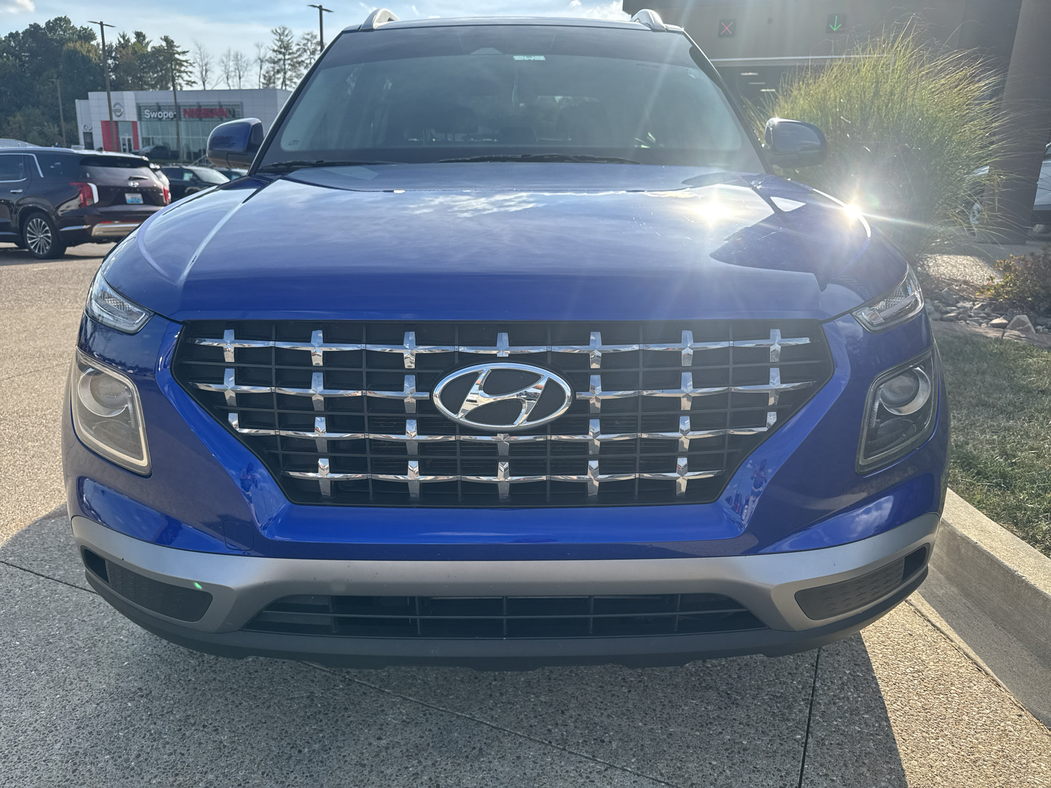Used 2024 Hyundai Venue SEL FWD image 2