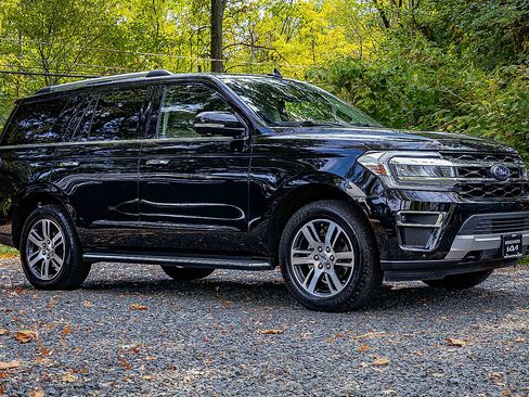 Used 2023 Ford Expedition Limited image 21