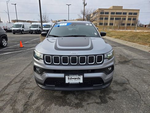 Used 2023 Jeep Compass Latitude w/ Mopar Graphics Package image 10